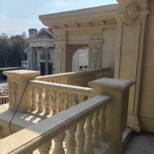 儋州 黄金麻别墅外墙干挂雕花配合阳台栏杆花瓶柱