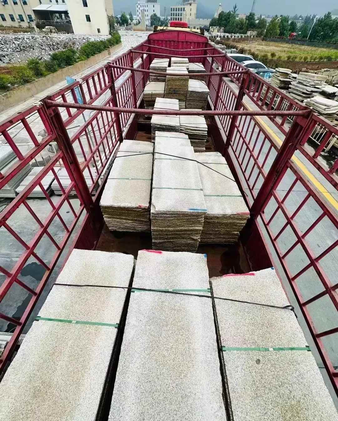 儋州 黄金麻花岗岩荔枝面，光面毛板装车完成