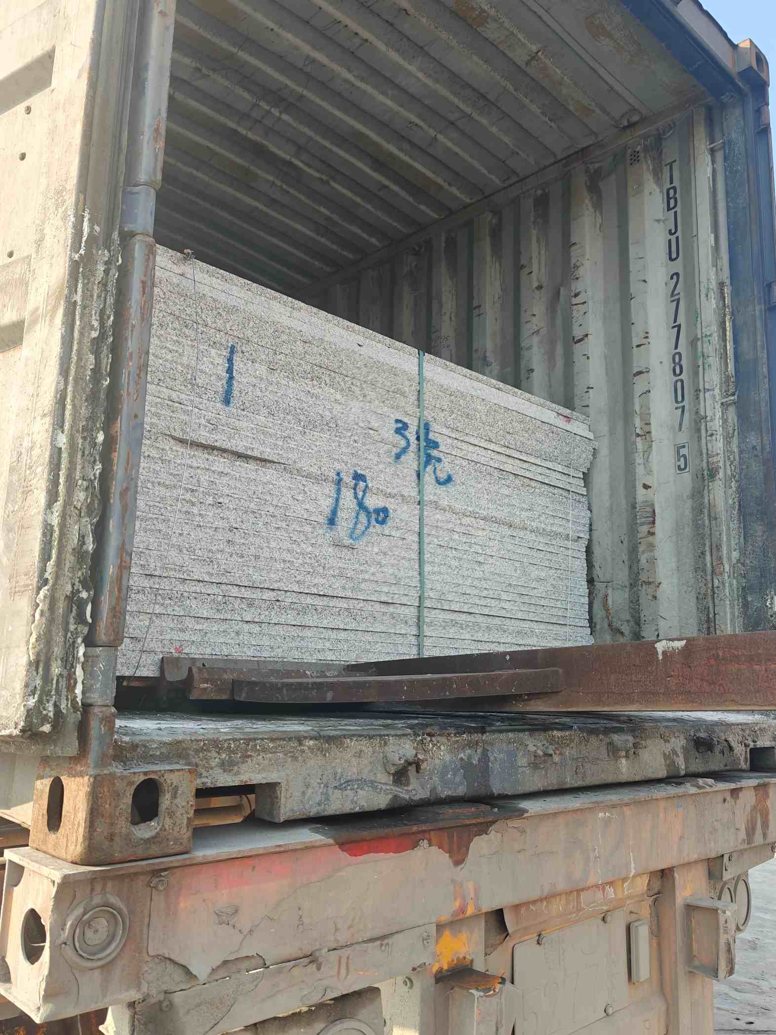 儋州 芝麻白花岗岩石材3.0公分光面毛板装柜出货