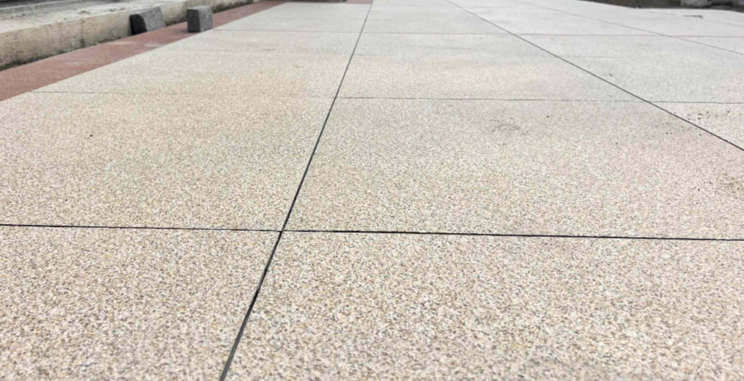 儋州 黄金麻花岗岩石板材荔枝面地面铺装效果