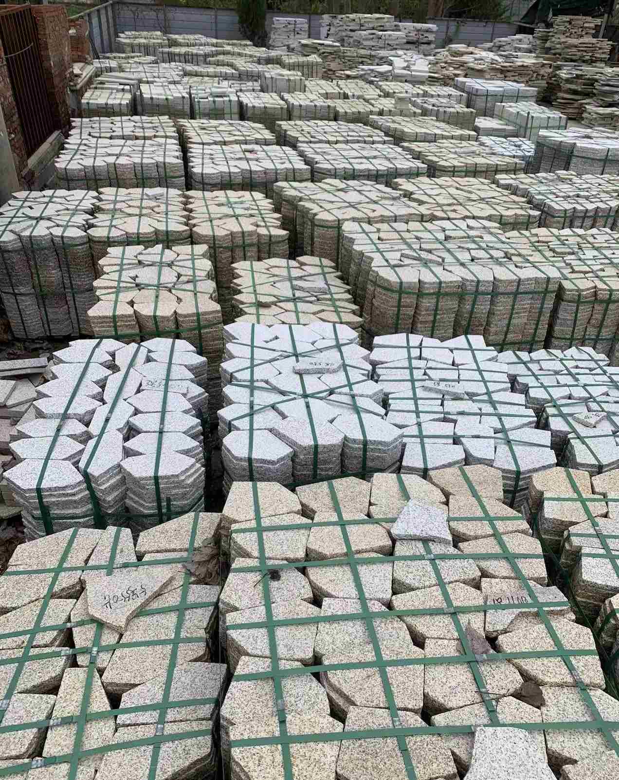 儋州 黄金麻白麻花岗岩荔枝面地铺石(冰裂纹)