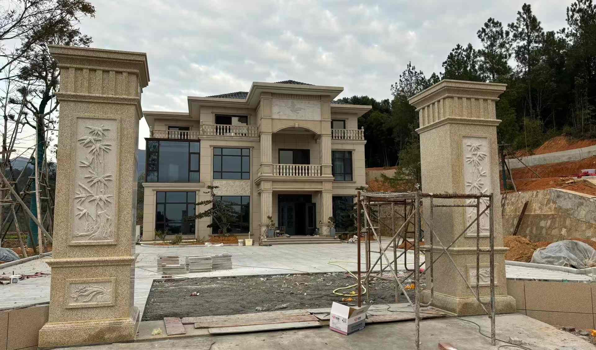 儋州 黄金麻花岗岩别墅雕花外墙干挂配上门口雕花罗马柱