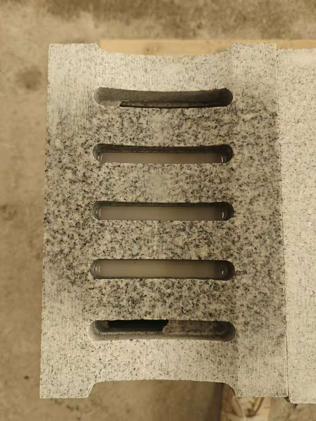 儋州 芝麻白拉丝面花岗岩U型开槽排水槽