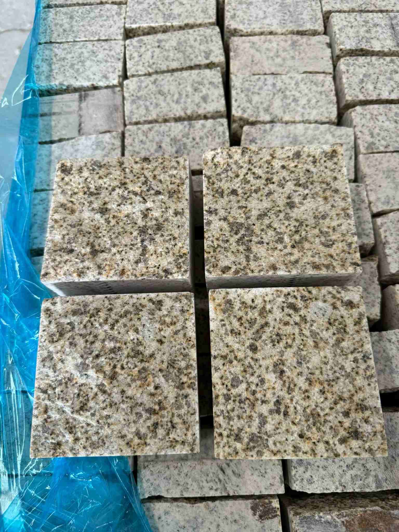 儋州 黄金麻花岗岩自然面小方块，弹石，马蹄石等