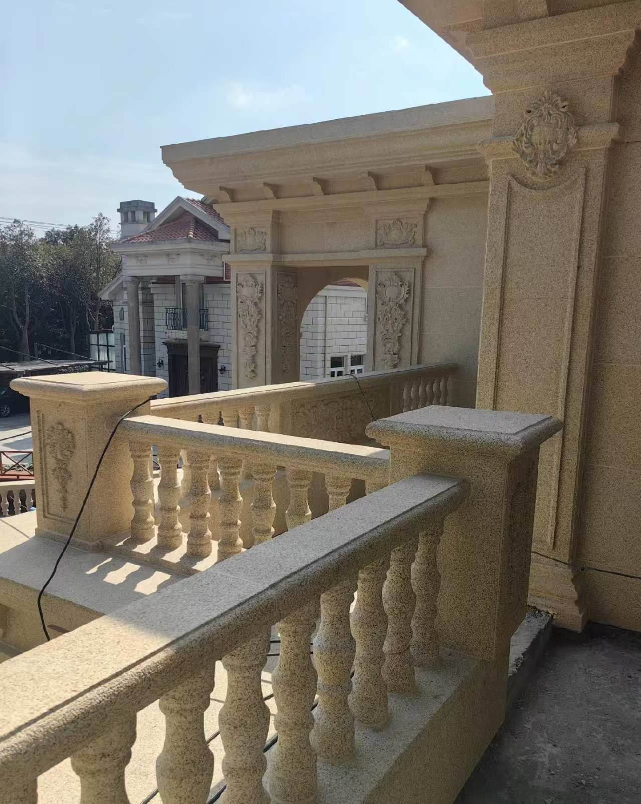 儋州 黄金麻别墅外墙干挂雕花配合阳台栏杆花瓶柱