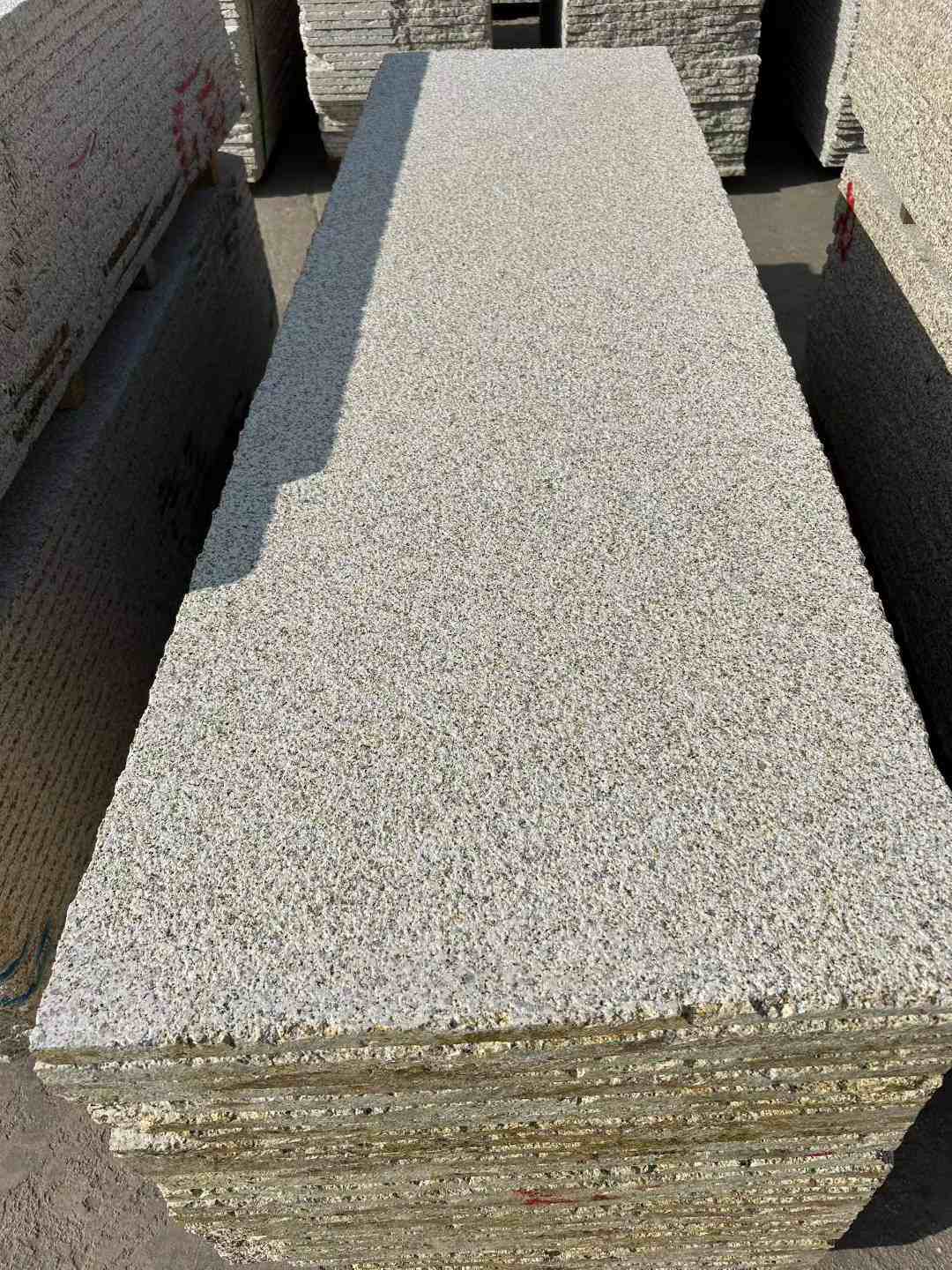 儋州 黄金麻花岗岩荔枝面毛板，半成品