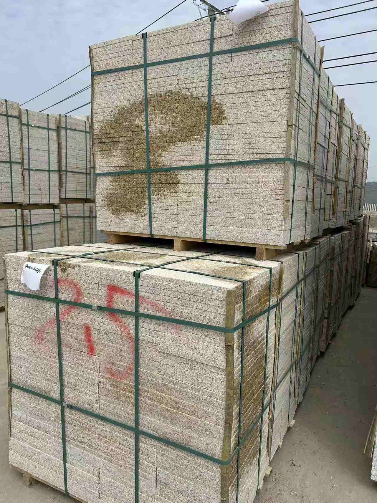 儋州 黄金麻花岗岩石材荔枝面地铺石2.5*300*600