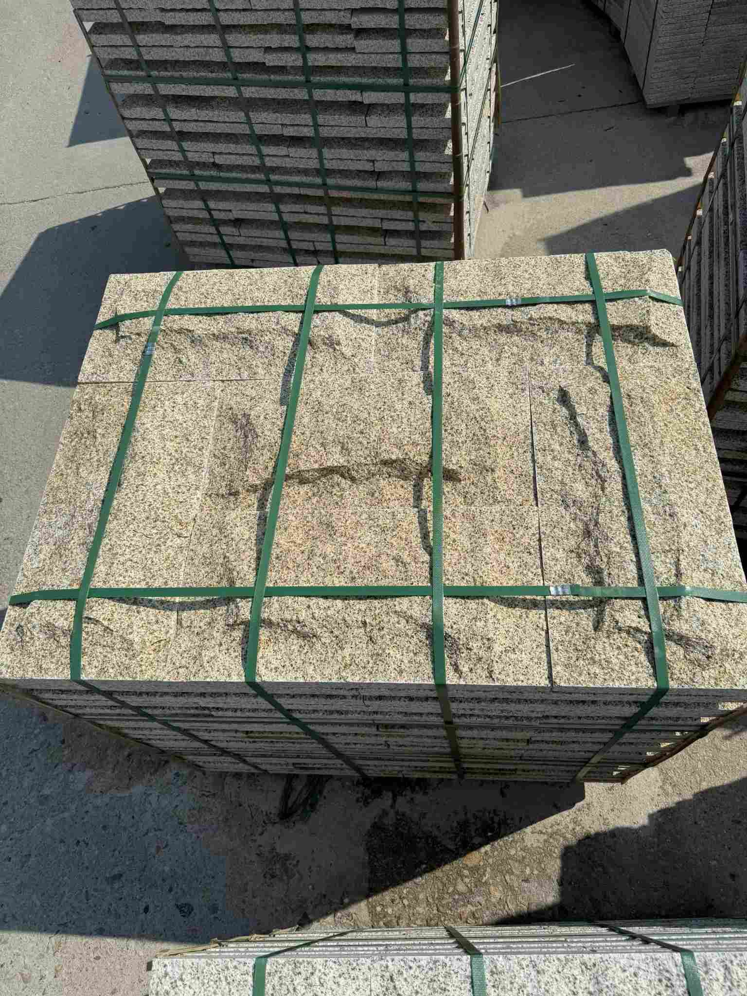 儋州 黄金麻花岗岩石材自然面蘑菇石成品