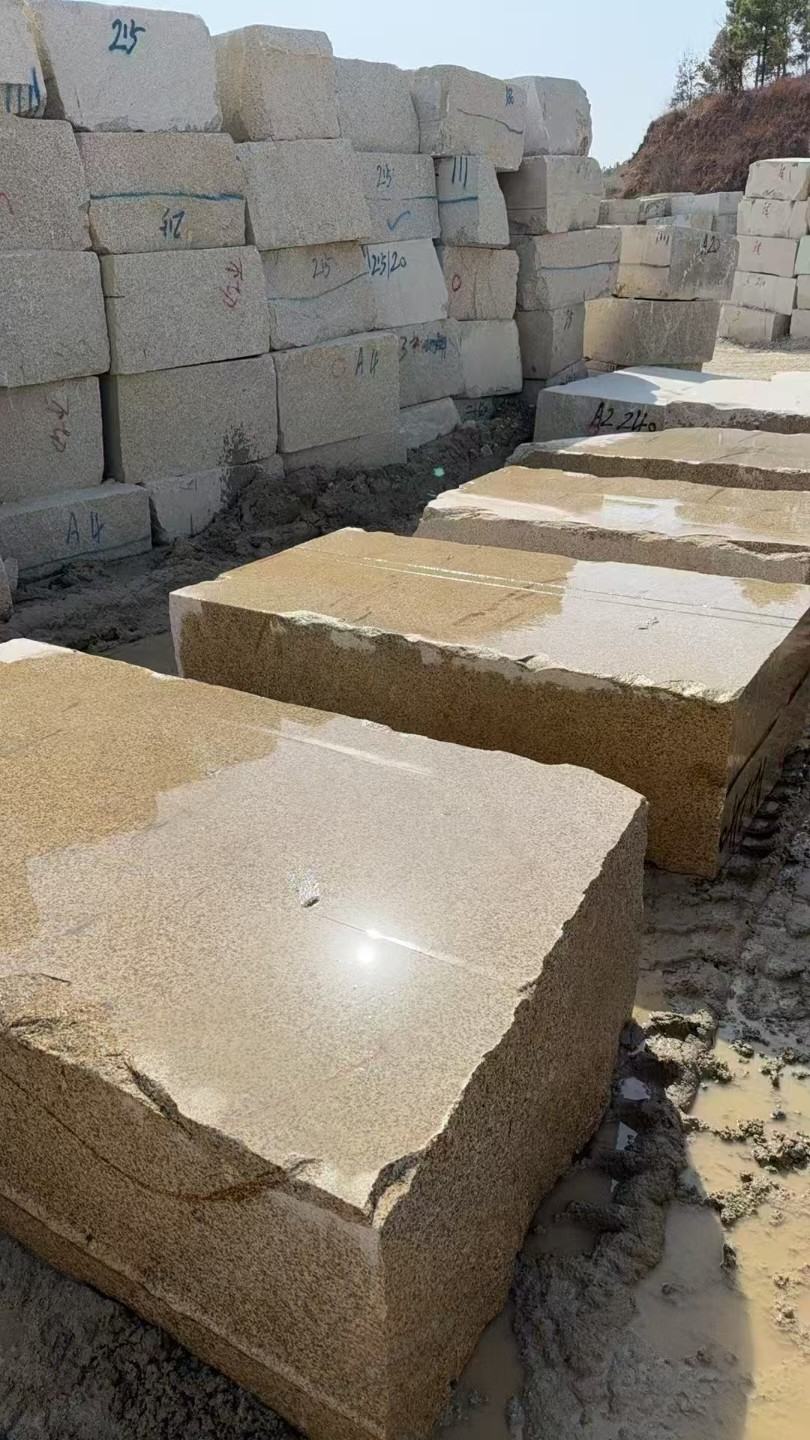 儋州 黄金麻方料堆场洗料分选中，原材料充足