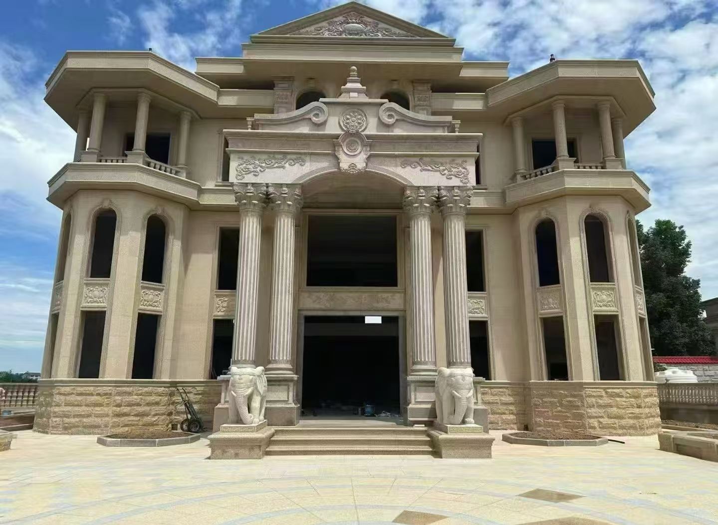 儋州 黄金麻别墅外墙干挂，大柱，大象，蘑菇石，雕花板