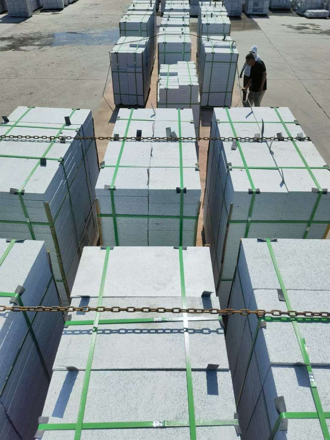 儋州 芝麻白花岗岩5公分地铺石 花岗岩厂家工厂装车日常